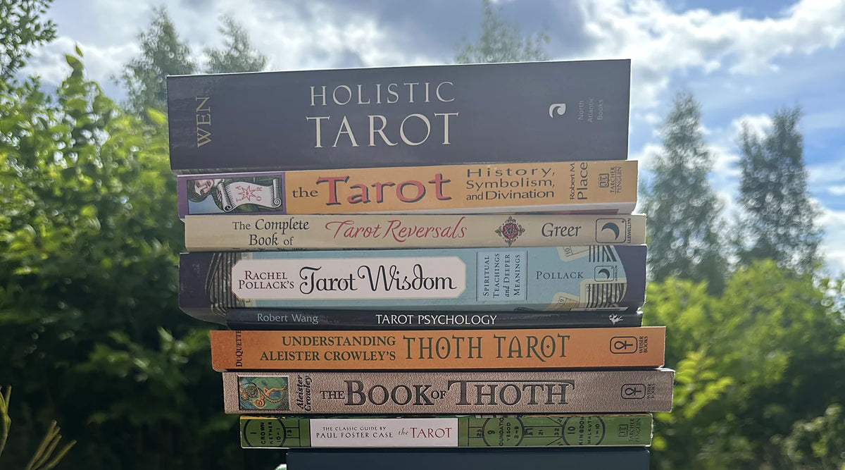En trave tarotböcker utomhus, bland annat Holistic Tarot, Tarot Wisdom, The Book of Thoth och Tarot Psychology
