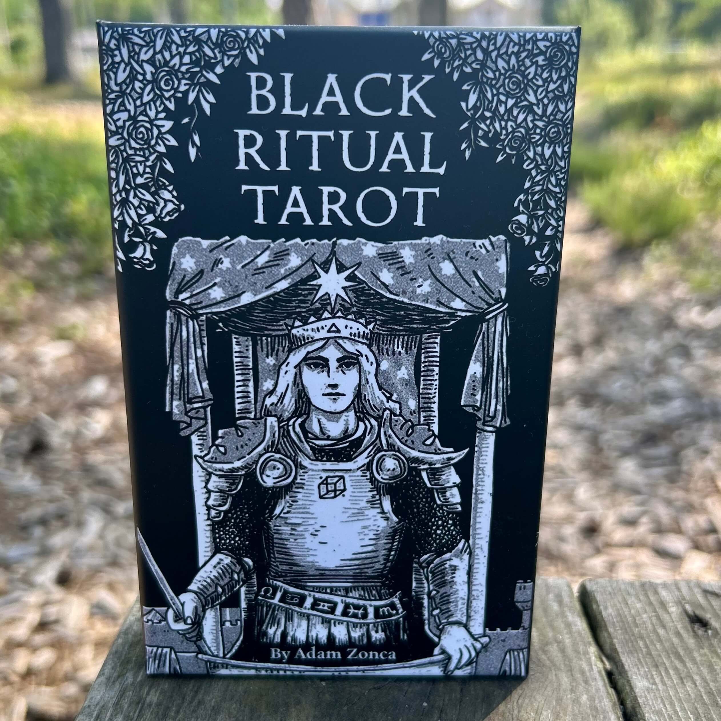 Black Ritual Tarot – se sanningen i svart & vitt | Tarotlandet