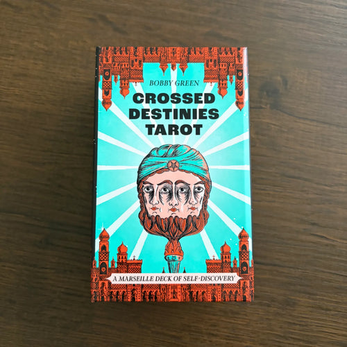 Asken till Crossed Destinies Tarot framifrån, turkos med röda palats och ett huvud med tre ansikten