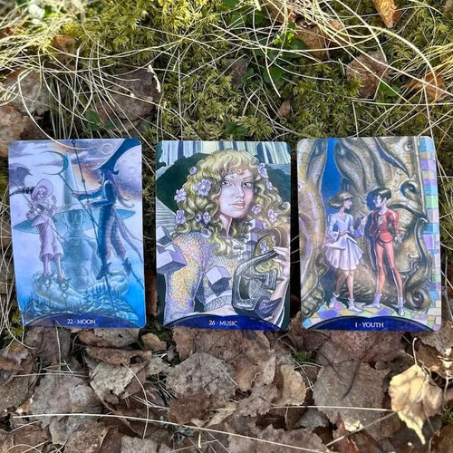 Tre kort ur Dream Interpretation Oracle Cards på mossa: Moon, Music och Youth i drömlika pastelltoner