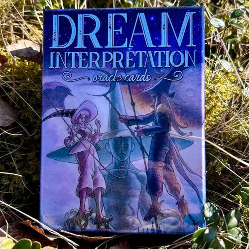 Asken till Dream Interpretation Oracle Cards framifrån, blålila med två figurer i spetsiga hattar