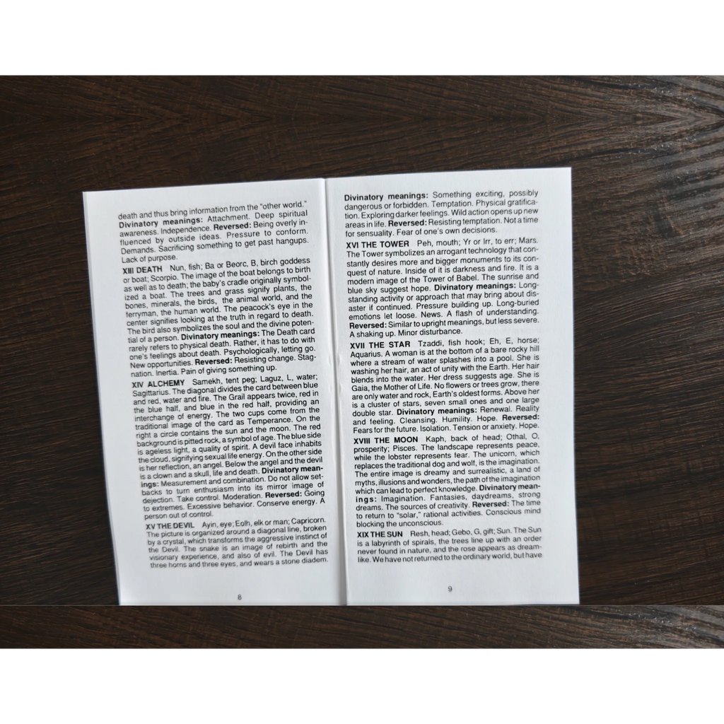 Uppslag i den tunna guideboken till Haindl Tarot med tätt skriven engelsk text om korten Death till The Sun