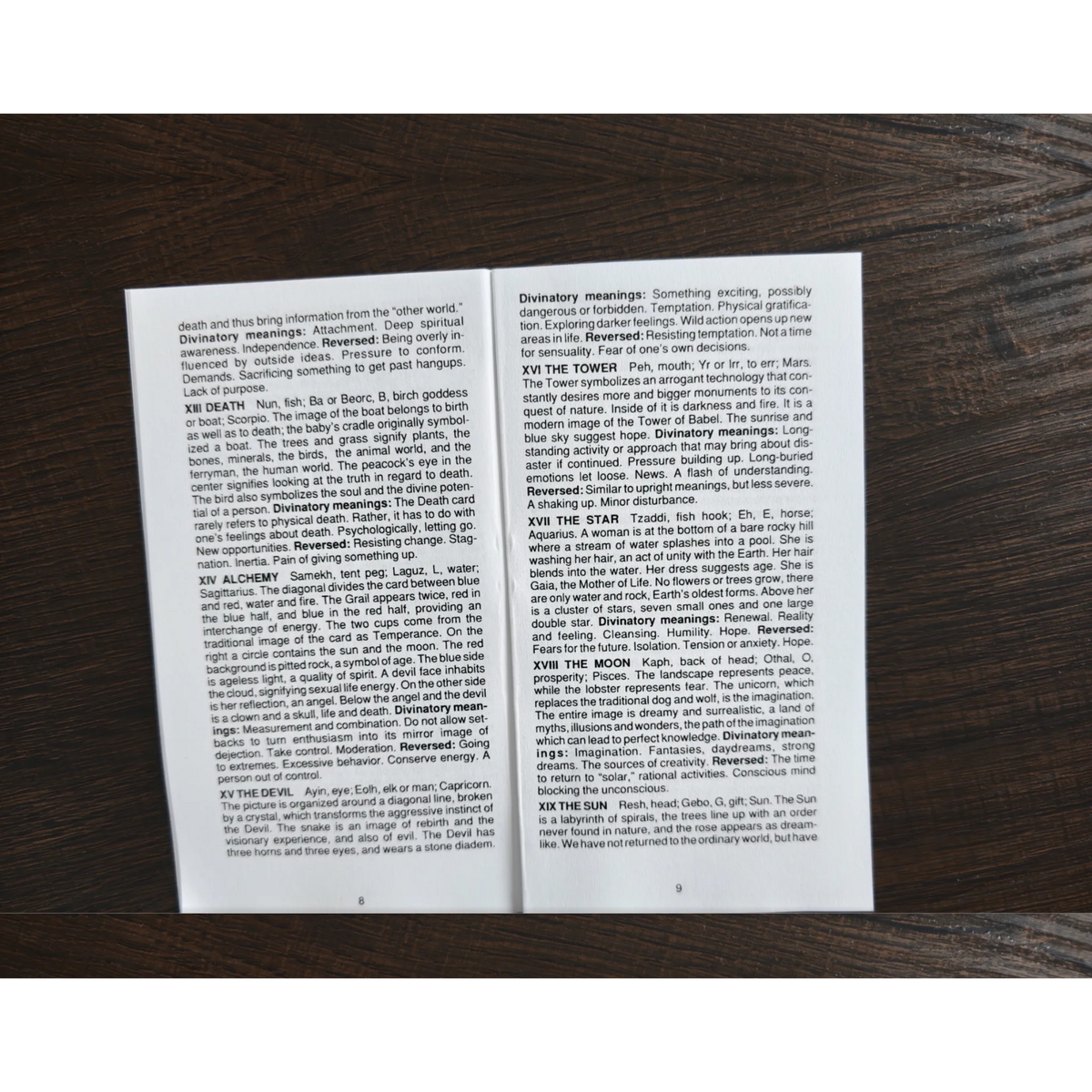 Uppslag i den tunna guideboken till Haindl Tarot med tätt skriven engelsk text om korten Death till The Sun