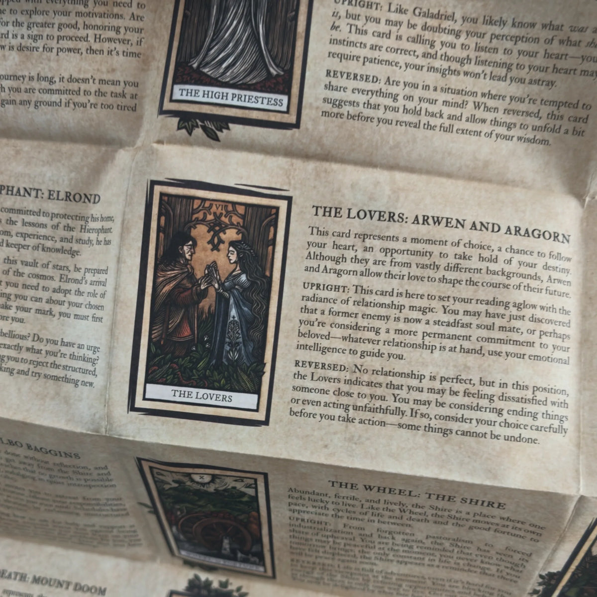Närbild på den utvikbara guiden till The Lord of the Rings Tarot med texten om The Lovers: Arwen and Aragorn