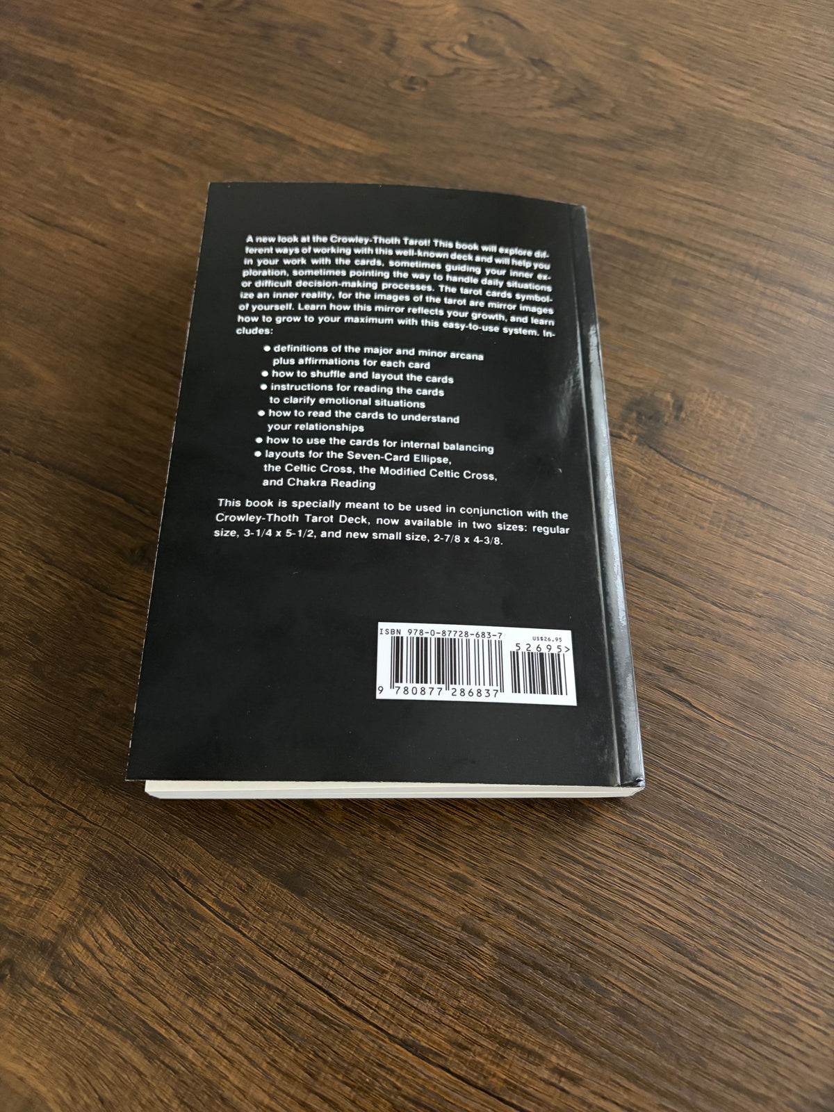Baksidan av Tarot: Mirror of the Soul med vit text på svart botten, punktlista över innehållet och streckkod