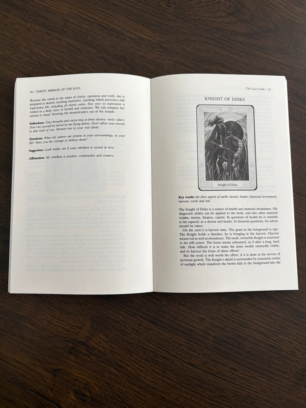 Uppslag i Tarot: Mirror of the Soul med svartvit bild av kortet Knight of Disks och engelsk brödtext