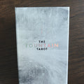 Asken till The Fountain Tarot framifrån i ljusgrått marmorliknande mönster med titeln i skimrande regnbågsfolie