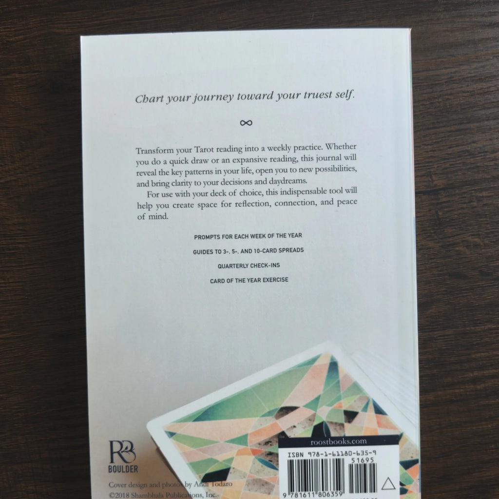 Baksidan på The Fountain Tarot Journal i ljusgrått med presentationstext och ett kort med geometrisk baksida i hörnet