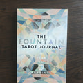The Fountain Tarot Journal framifrån med geometriskt mönster i turkos, persika och grått och undertiteln A Year in 52 Readings
