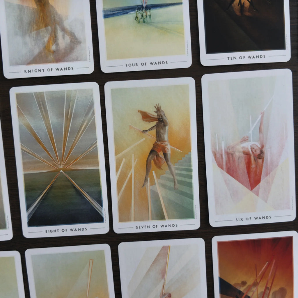 Kort ur The Fountain Tarot i rutnät med ljusa, målade motiv, bland annat Eight of Wands, Seven of Wands och Six of Wands